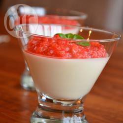 Panna cotta met yoghurt en aardbeien recept