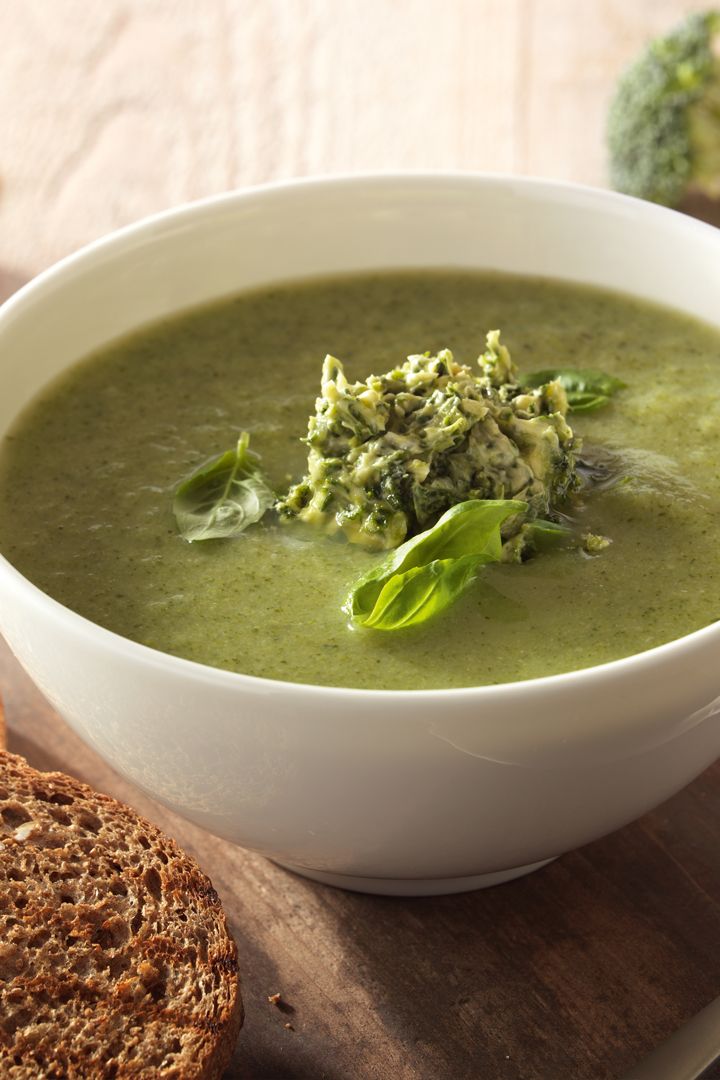 Recept 'broccolisoep met pesto en volkorentoast'