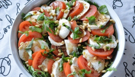 Caprese salade met tomaat en mozzarella recept