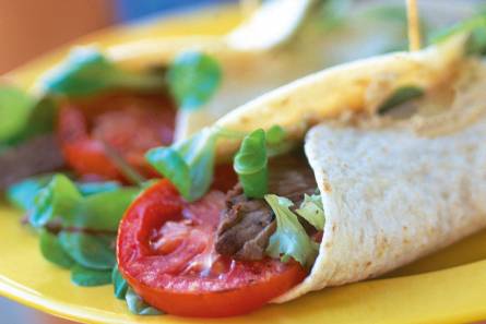 Wrap met hummus en rosbief