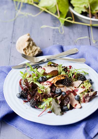 Salade met eend en zwartebessendressing. recept