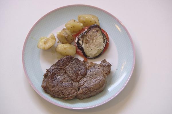 Schotse steak met aardappel, gegrild in de oven, met rode ui en ...