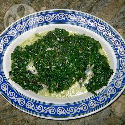 Spinazie met knoflook en gorgonzola recept