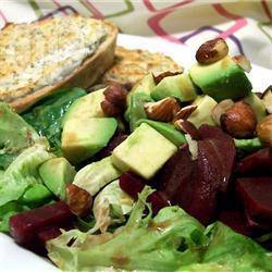 Salade van avocado, rode biet en rucola met chevre tartine recept ...