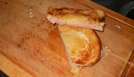 Gebakken broodje ham en kaas uit koekenpan recept