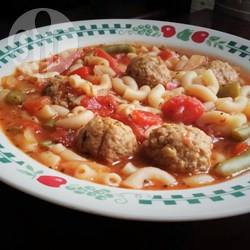 Soep met macaroni en gehaktballetjes recept