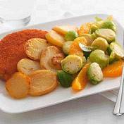 Koteletto met spruitjessalade en gebakken aardappelen recept ...