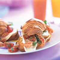 Warme croissants met brie en rivierkreeftjes recept