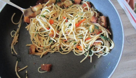 Spaghetti met rucola, gebakken broodkruimels en rode pepers ...