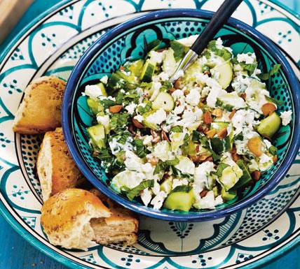 Mediterrane komkommersalade met schapenkaas recept ...