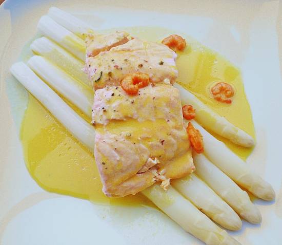 Witte asperges met zalm, garnaal in saffraansaus recept