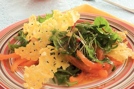 Gemengde salade met krokante kaaschips