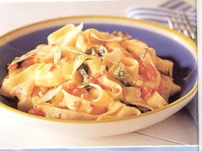Tagliatelle met verse garnalen, tomaten en saffraan recept ...