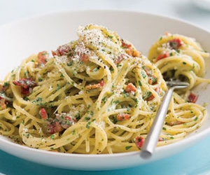 Heerlijke pasta carbonara met pancetta&comma; pecorino en ...