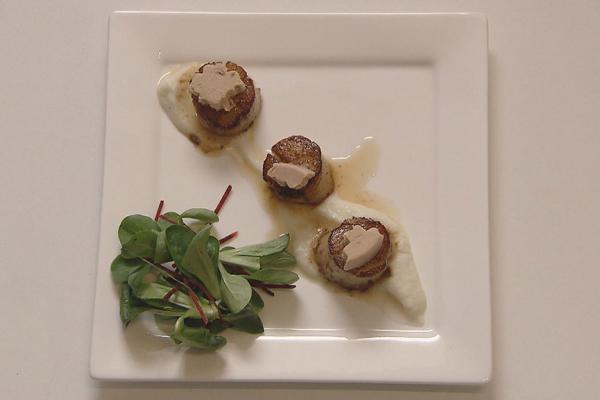 Gebakken sint-jakobsvruchten met bloemkoolcrème en foie gras ...