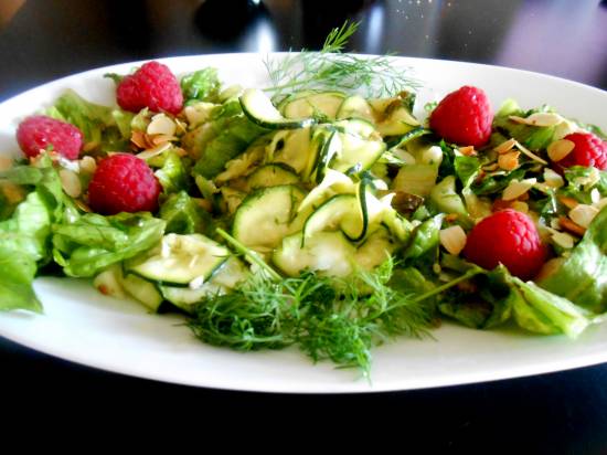Courgette salade met frambozen en dille recept