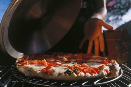 Gegrilde pizza met tomaat en mozzarella