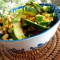 Aziatische komkommersalade met pinda's recept