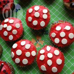 Grote paddestoel cupcakes (rood met witte stippen) recept ...