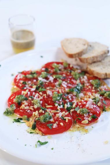 Recept 'salade van tomaat met basilicumpesto'