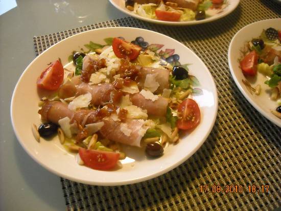 Salade met gevulde rauwe ham met rucola en tomaatjes recept ...