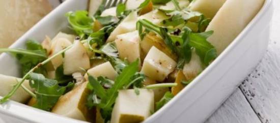Rucola salade met gebakken peer en pijnboompitjes recept ...