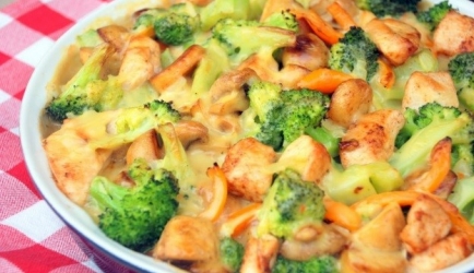 Broccoli-ovenschotel met kip, champignons en krieltjes