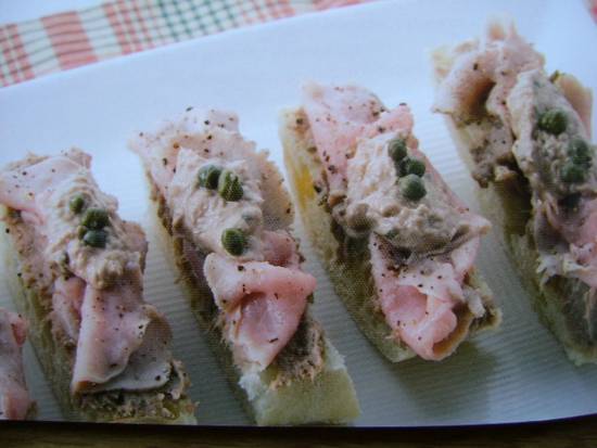 Ciabatta met fricandeau en tonijnsaus recept