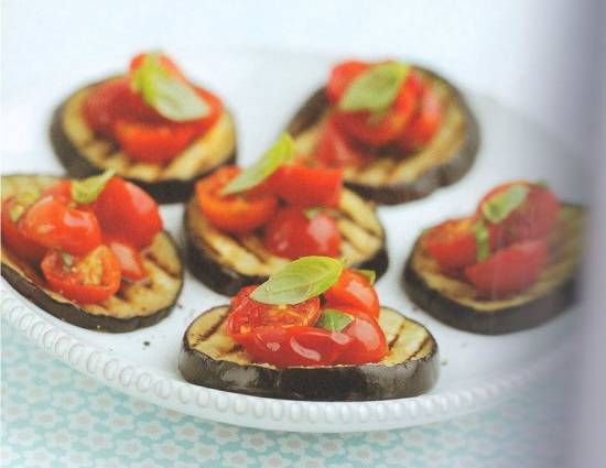 Groentehapje: plakjes aubergine met tomaatjes en knoflook recept ...