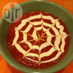 Tomatensoep met spinneweb voor halloween recept