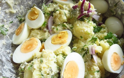 Kruidige aardappelsla met eitjes recept