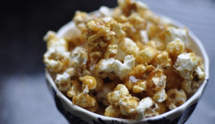 Popcorn met caramel (zonder olie of boter) recept