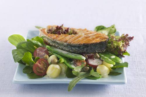 Salade met blauwe kaasdressing en zalm recept
