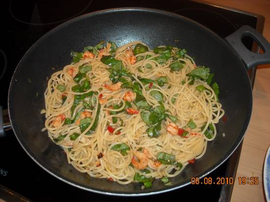 Super spaghetti met rivierkreeftjes, rode pepers en basilicum
