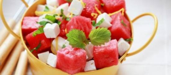 Salade van watermeloen, feta en zwarte olijven recept