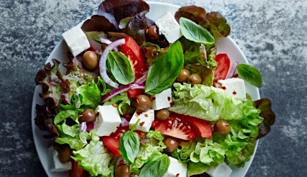 Griekse tomatensalade met feta en olijven recept