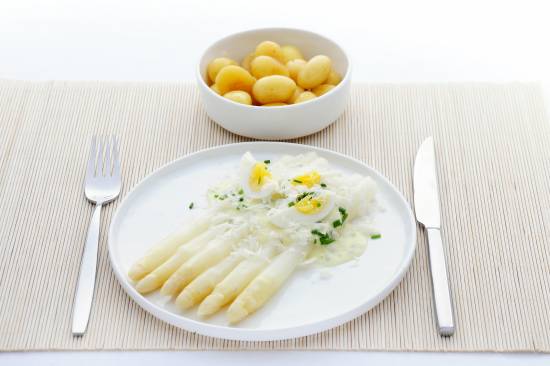 Witte asperges met ei, geraspte kaas en krieltjes recept