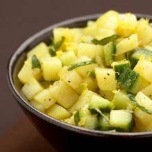 Slaatje van aardappelen, munt en komkommer recept