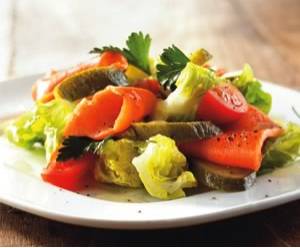 Salade met gerookte zalm, tomaat en augurk recept