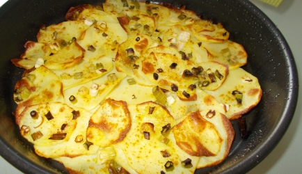 Knapperig aardappeltaartje met lente-uitjes recept