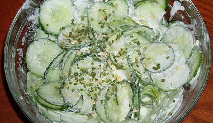 Romige en kruidige komkommersalade recept
