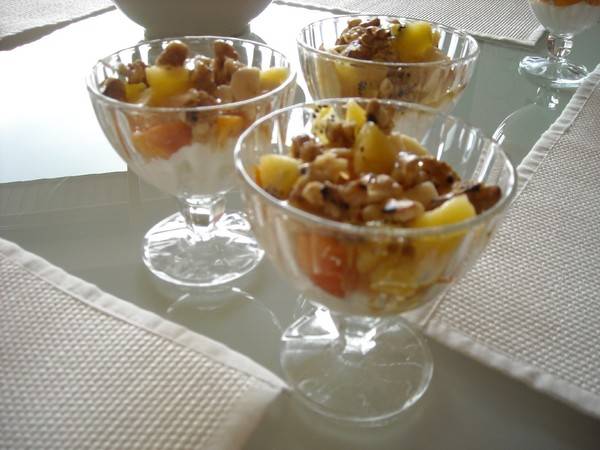 Grieks nagerecht met yoghurt, fruit, noten en honing recept ...