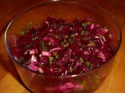 Salade van rode bieten met knapperige spekreepjes recept ...