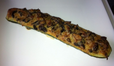 Gevulde courgette of aubergine. (zucchine o melanzane ripiene ...