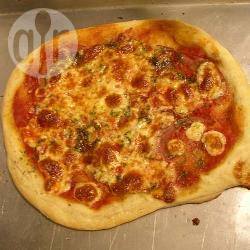 Pizza gemaakt met deeg van kwark en olie recept