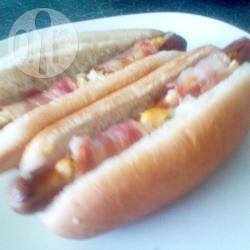 Hotdogs met bacon en kaas recept