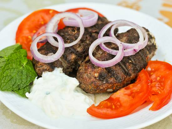 Griekse bifteki met feta recept