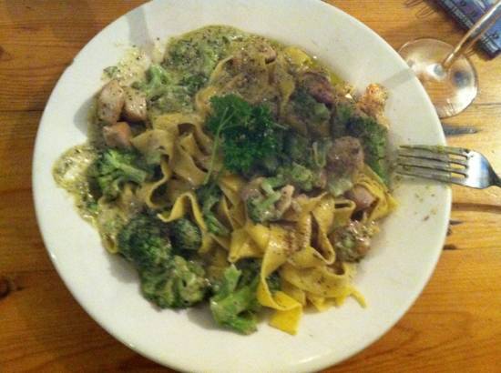 Pasta met kip, broccoli, pesto en mascarpone recept