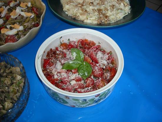 Salade van kerstomaten, gedroogde tomaten en kaas recept ...