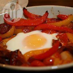 Gebakken eieren met paprika en chorizo recept